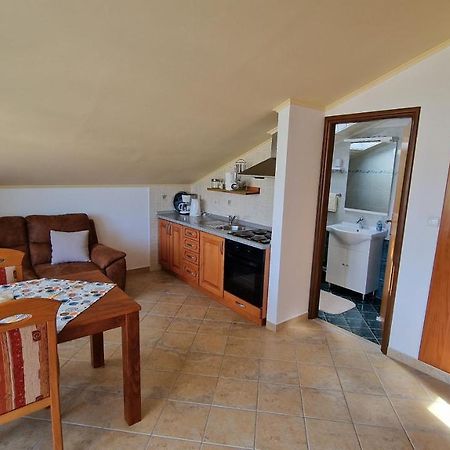 Appartamento Haus Anica Rab Town Esterno foto